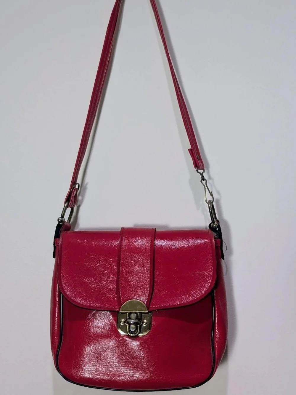 Vintage cherry red leather crossbody purse with brass turn-lock closure ❤️ No br